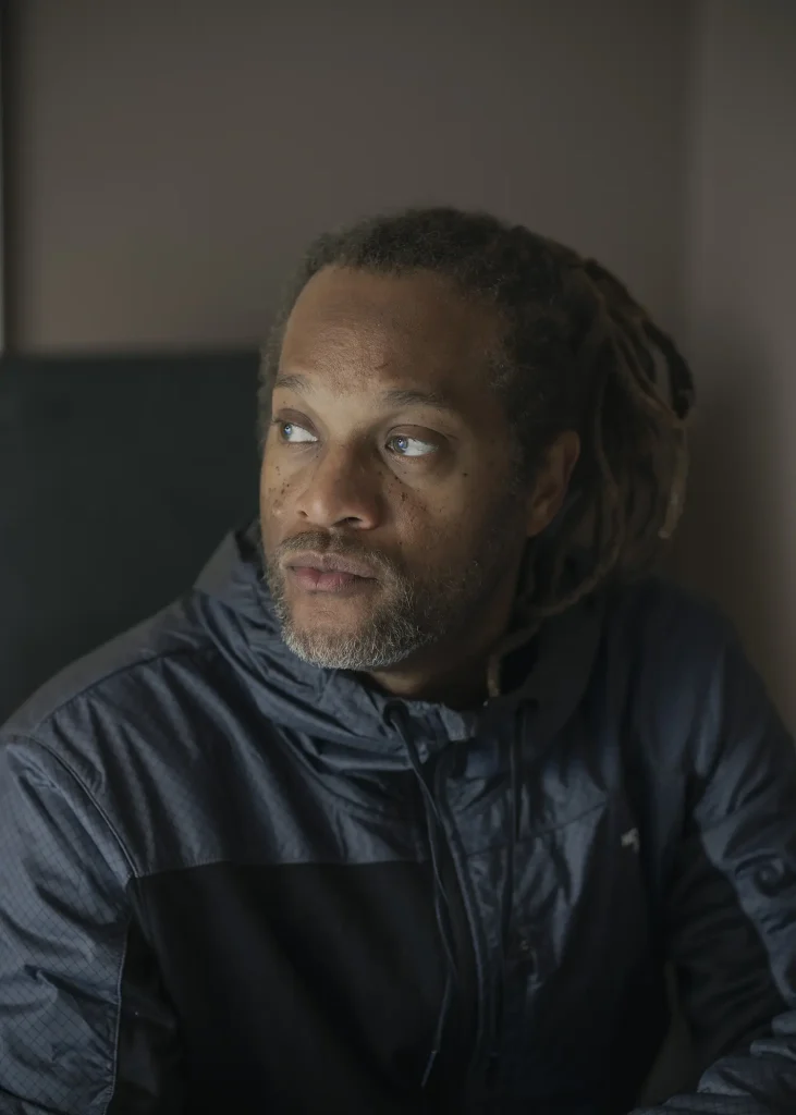 Portrait du rappeur et slameur D' de Kabal par Livia Saavedra