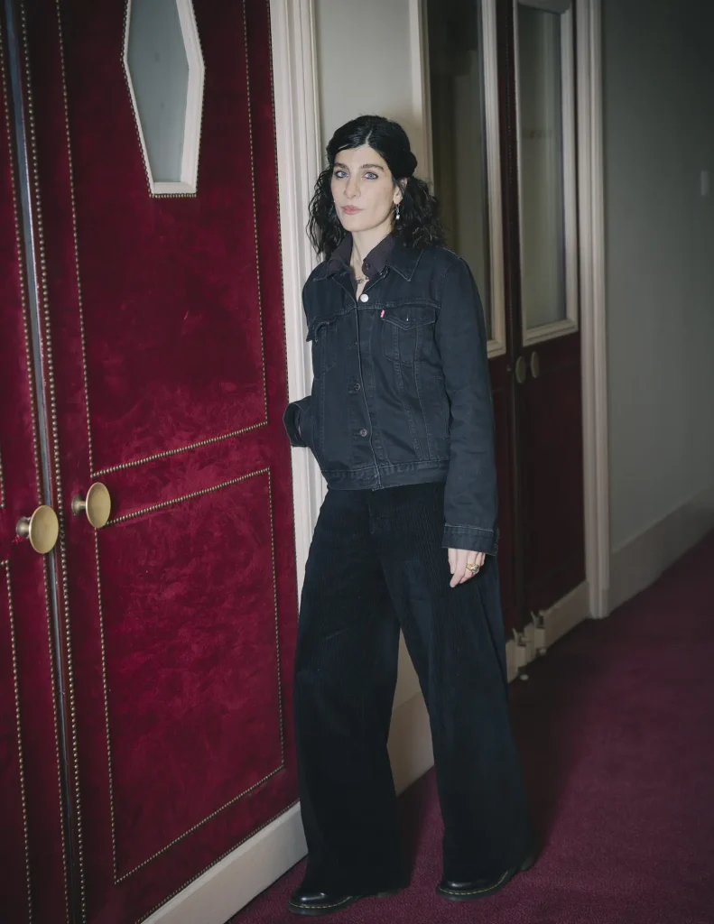 portrait de Mina Kavani au théâtre pour l'Humanité