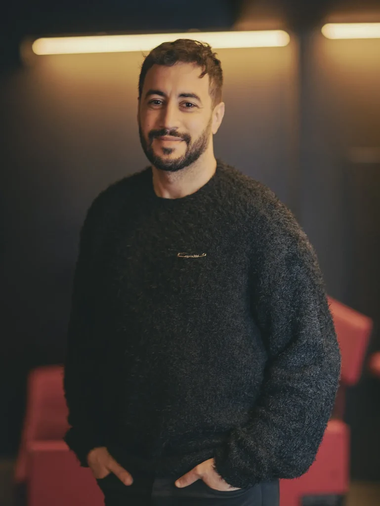 portrait de l'humoriste Akim Omiri pour l'Humanité magazine