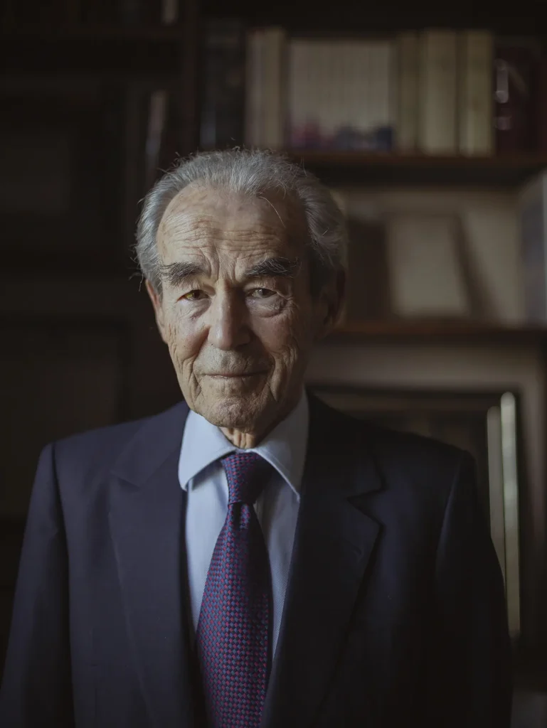 Portrait de Robert Badinter chez lui