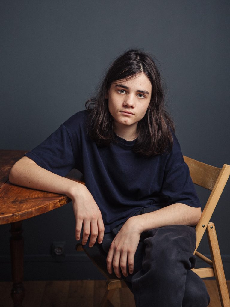Portrait d'un adolescent par Frédérique Plas en studio