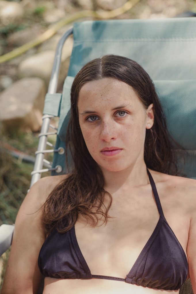 portrait d'une adolescente en vacances par Frédérique Plas