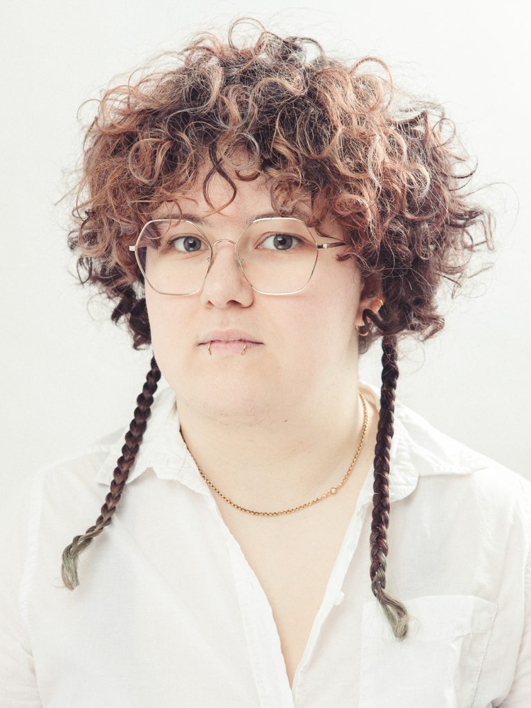 Portrait réalisé en studio de Sasha, une jeune adulte avec des piercings
